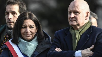 La maire de Paris Anne Hidalgo (à gauche) et Christophe Girard (à droite), le 23 janvier 2020 à Paris. (STEPHANE DE SAKUTIN / AFP)