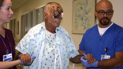 Ronald Poppo (C), la victime du "Miami Zombie" se d&eacute;place dans le Jackson Memorial Hospital (Floride) pendant sa convalescence, juin 2012. (REUTERS)