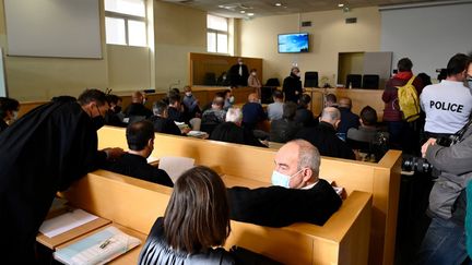 Le procès de la BAC Nord de Marseille, le 12 avril 2021, au tribunal correctionnel de Marseille (Bouches-du-Rhône). (NICOLAS TUCAT / AFP)