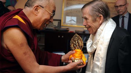 Le 10 d&eacute;cembre 2011, soit huit jours avant son d&eacute;c&egrave;s, Vaclav Havel avait tenu &agrave; rencontrer le Dalai Lama &agrave; Prague, &agrave; l'occasion d'une visite du chef spirituel tib&eacute;tain en R&eacute;publique tch&egrave;que. Cette photo restera la derni&egrave;re image publique de Vaclav Havel.&nbsp; (KATERINA SULOVA / AP / SIPA)