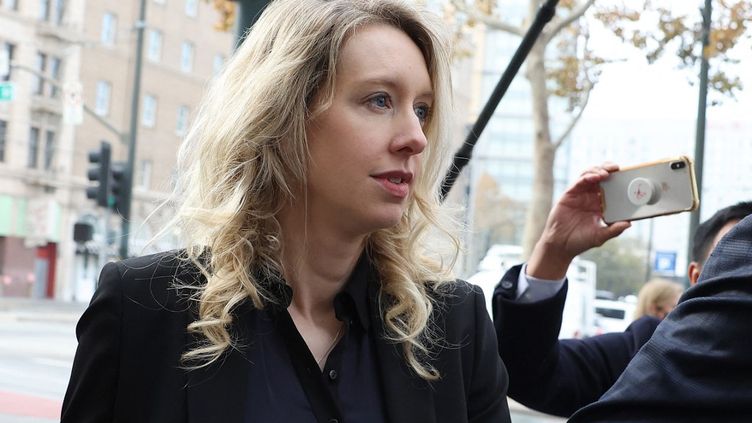 Etats-Unis : Elizabeth Holmes, fondatrice de Theranos et star déchue de la Silicon Valley, condamnée à onze ans de prison pour fraude