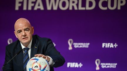 Le Président de la FIFA, Gianni Infantino, s'exprime lors d'une conférence de presse au Qatar National Convention Center (QNCC) à Doha, le 19 novembre 2022. (FABRICE COFFRINI / AFP)