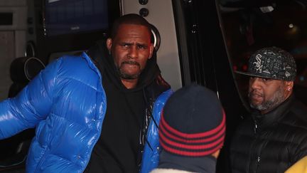 Le chanteur de&nbsp;R&amp;B R. Kelly arrive au commissariat central de Chicago (Illinois), le&nbsp; 22 février 2019. (SCOTT OLSON / GETTY IMAGES NORTH AMERICA / AFP)