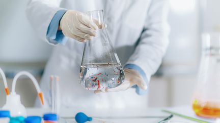 Un chercheur examine des particules microplastiques dans un échantillon d'eau. (Illustration) (GETTY IMAGES / EYEEM)