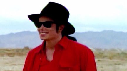 Michael Jackson dans le clip de "A Place With No Name".
 (Saisie écran)