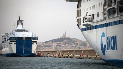 Un ferry de la SNCM &agrave; quai, le 4 juillet 2014 &agrave; Marseille (Bouches-du-Rh&ocirc;ne). (BERTRAND LANGLOIS / AFP)