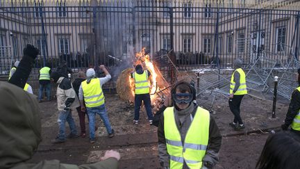 La préfecture de Haute-Loire, au Puy-en-Velay, a été incendiée lors d'un rassemblement de "gilets jaunes" qui a dégénéré, le 1er décembre 2018.&nbsp; (VINCENT JOLFRE / MAXPPP)