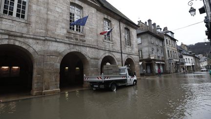 La Loue a débordé de son lit et inondé la petite ville d'Ornans (Doubs), le 22 janvier 2018. (MAXPPP)