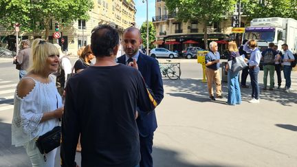 Benjamin Haddad (à gauche), le candidat Ensemble !, dans la 14e circonscription de Paris, discute avec des habitants, tandisque des militants LR (à droite) distribuent des tracts, dans le 16e arrondissement de la capitale, mercredi 15 juin 2022. (AUDREY TISON / RADIOFRANCE)