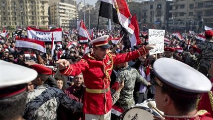 Fanfare militaire au milieu de la foule, place Tahrir au Caire lors des célébrations (18/02/11) du départ de Moubarak (AFP PHOTO/PEDRO UGARTE)