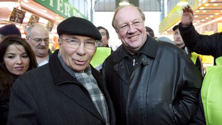 L'ancien maire de Corbeil-Essonnes (Essonne), Serge Dassault (&agrave; gauche), et Jean-Pierre Bechter, alors candidat UMP &agrave; la mairie de la ville,&nbsp;le 28 novembre 2010. (BERTRAND LANGLOIS / AFP)