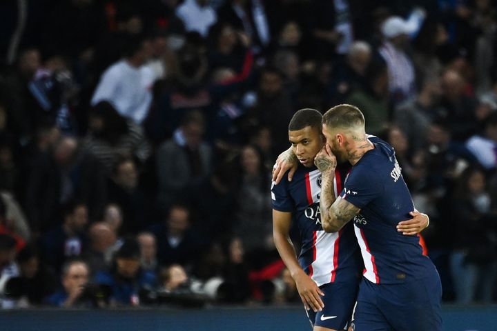 Kylian Mbappé et Sergio Ramos lors de PSG-Benfica en Ligue des champions, le 11 octobre 2022. (FRANCK FIFE / AFP)