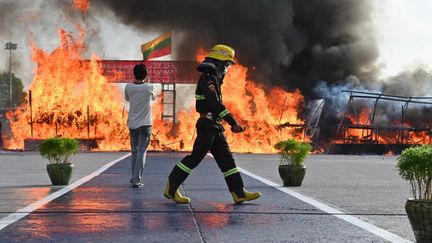 Des drogues illégales sont brûlées&nbsp;lors d'une cérémonie marquant la Journée internationale contre l'abus et le trafic de drogue organisée par les Nations unies, à Rangoun&nbsp;(Birmanie), le 26 juin 2021. (STR / AFP)