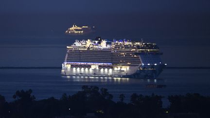 Un bateau de croisière au large de&nbsp;Long Beach, près de Los Angeles (Etats-Unis), le 15&nbsp;octobre&nbsp;2021. (PATRICK T. FALLON / AFP)