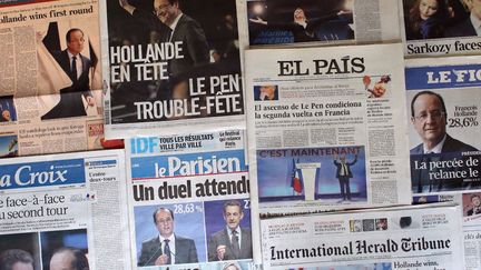 J-13 Les quotidiens fran&ccedil;ais et &eacute;trangers font leurs unes sur l'&eacute;lection pr&eacute;sidentielle fran&ccedil;aise, Paris, le 23 avril 2012. (THOMAS COEX / AFP)