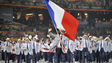 Porte drapeau de la délégation française lors des Jeux Olympiques 2008, Tony Estanguet est revenu sur ce moment unique, dans ce premier épisode de cette nouvelle série, "Une histoire un drapeau". Le triple champion olympique de canoë monoplace slalom (2000, 2004 et 2012) évoque ses souvenirs lors de la cérémonie d'ouverture à Pékin.