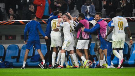 Le banc marseillais après le troisième but inscrit par Geoffrey Kondogbia contre le Shakhtar Donetsk, le 22 février 2024. (NICOLAS TUCAT / AFP)