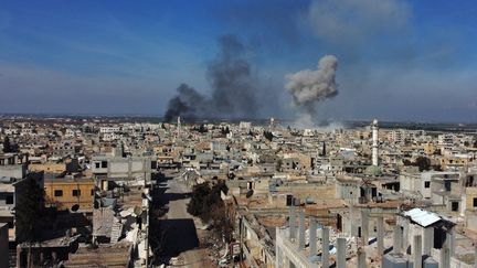 De la fumée s'échappe de la ville de Saraqib dans la partie orientale de la province d'Idlib, dans le nord-ouest de la Syrie, le 27 février 2020 (photo d'illustration).&nbsp; (AREF TAMMAWI / AFP)