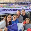 Des spectateurs assis au tout premier rang du Stade de France, en face de la ligne d'arrivée du 100 mètres, le 4 août 2024, à l'occasion des Jeux olympiques. (RAPHAEL GODET / FRANCEINFO)