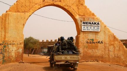 Des militants du Groupe d'autodéfense touareg reviennent d'une patrouille devant la ville de Menaka, à l'est du Mali, le 14 mars 2020. (SOULEYMANE AG ANARA / AFP)