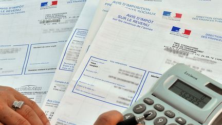 Une personne consulte son avis d'imp&ocirc;t sur le revenu, le 20 septembre 2010 &agrave; Lille (Nord). (PHILIPPE HUGUEN / AFP)