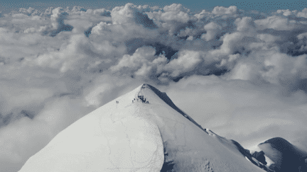 Entre 2021 et 2023, le mont Blanc a perdu 2,22 mètres d'altitude, ont annoncé des scientifiques qui ont gravi le sommet pour le mesurer, jeudi 5 octobre. Rien n'indique cependant que cette perte soit liée au réchauffement climatique. L'altitude officielle pour 2023 est de 4 805,59 mètres.