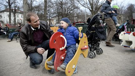 En Suède, les pères ou second parents se partagent 480 jours de congès. Mais les mères prennent en moyenne&nbsp;la grande majorité de ces jours, 80%.&nbsp; (JONATHAN NACKSTRAND / AFP)