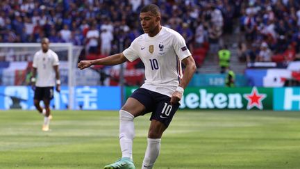 Kylian Mbappé contre la Hongrie, samedi 19 juin, à Budapest. (BERNADETT SZABO / POOL / AFP)