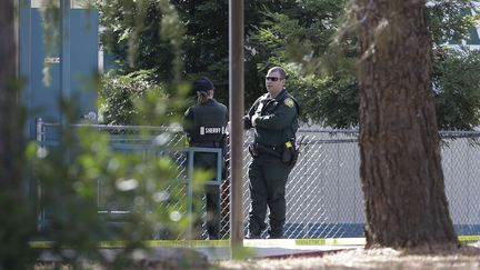 Des policiers devant l'école visée par une fusillade à Corning, dans le nord de la Californie (Etats-Unis), le 14 novembre 2017. (RICH PEDRONCELLI / AP / SIPA)