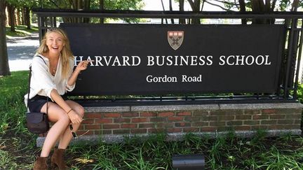 Maria Sharapova a posé devant l'enseigne de Harvard