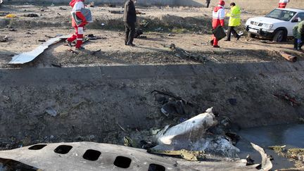 Les équipes de secours le 8 janvier 2020, sur le lieu du crash du Boeing 737 ukrainien. (- / AFP)