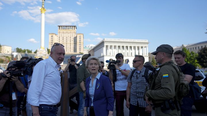 La présidente de la Commission européenne Ursula von der Leyen sur la place Maidan de Kiev, le 11 juin 2022. (NATACHA PISARENKO / AP VIA SIPA)