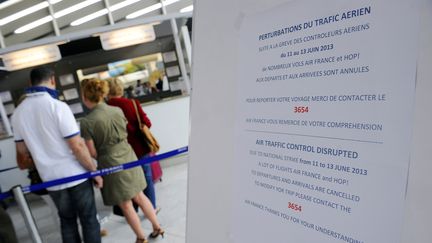 Des passagers font la queue &agrave; l'a&eacute;roport de Montpellier (H&eacute;rault), le 11 juin 2013. (PASCAL GUYOT / AFP)