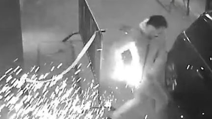 Capture d'écran d'une vidéo montrant un homme victime de l'explosion de la batterie de sa cigarette électronique, le 29 octobre 2016, à Toulouse (Haute-Garonne). (LA DEPECHE DU MIDI)