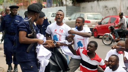 Le 19 septembre 2018, le collectif d'actions de la société civile (CASC) avait organisé un sit-in devant l'hôtel du gouvernement de la capitale de la RDC. Il n'a pas eu le temps d'y déposer son memorandum pour exiger «une transition citoyenne sans Kabila et l'abandon de la machine à voter». Les policiers sont intervenus à coups de crosses, blessant cinq manifestants. Le CASC a promis d'organiser d'autres rassemblements pacifiques. (Kenny-Katombe BUTUNKA)