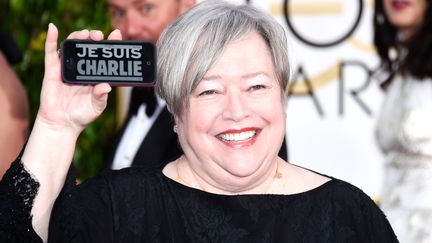 L'actrice am&eacute;ricaine Kathy Bates affiche son soutien aux victimes de l'attaque contre Charlie Hebdo&nbsp;lors des Golden Globes &agrave; Beverly Hills (Californie, Etats-Unis) le 11 janvier 2015.&nbsp; (FRAZER HARRISON / GETTY IMAGES / AFP)