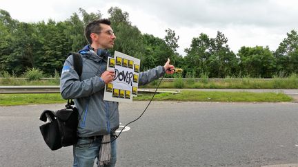 &nbsp; (Notre reporter à France Info fait du stop pour rejoindre la Grande Bretagne © Benjamin Illy - Radio France)