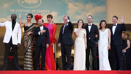 Quelques minutes avant le début de&nbsp;la cérémonie d'ouverture,&nbsp;le président du jury Vincent Lindon et les membres du jury&nbsp;saluent le public depuis le haut des marches. A ses côtés : le réalisateur français Ladj Ly, l'actrice indienne Deepika Padukone, le réalisateur iranien Asghar Farhadi, l'actrice britannique Rebecca Hall, l'actrice suédoise Noomi Rapace , le réalisateur norvégien Joachim Trier, l'actrice italienne Jasmine Trinca et le réalisateur américain Jeff Nichols. (VALERY HACHE / AFP)