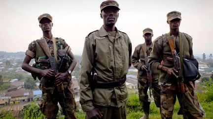 Les rebelles ont un nouveau chef : le colonel Sultani Makenga (au centre), ici photographi&eacute; le 8 juillet &agrave; Bunagana. (MARC HOFER / AP / SIPA)