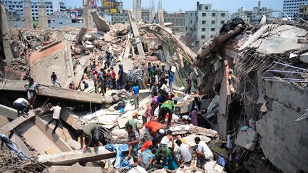 Un immeuble s'est effondr&eacute;, le 24 avril 2013, dans la banlieue de Dacca, la capitale du Bangladesh. (MUNIR UZ ZAMAN / AFP)