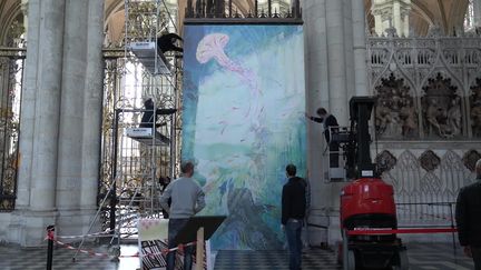 Installation des oeuvres de l'expo "Le 9e art dessine la cathédrale d'Amiens" - Octobre 2021 (C. Jean-Pierre / France Télévisions)