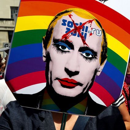 Sa loi interdisant la «propagande homosexuelle» de juin 2013 a valu à Vladimir Poutine ce portrait sur fond de drapeau arc-en-ciel du mouvement LGBT, et des appels au boycott des jeux Olympiques de Sotchi, en février 2014. (Reuters/Luke MacGregor)