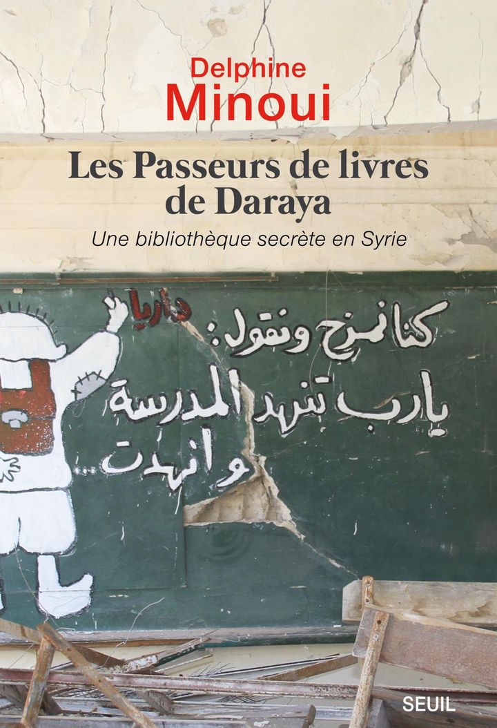 Couverture du livre "Les passeurs de livres de Daraya" de Delphine Minoui (Editions du Seuil)