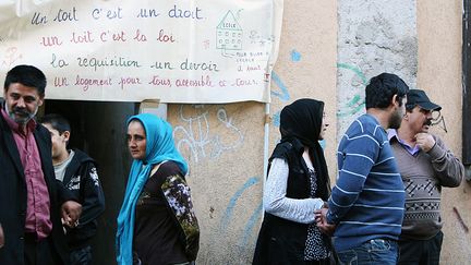 Une cinquantaine de Roms, dont 25 enfants, ont d&ucirc; quitter cet immeuble, situ&eacute; dans le 7e arrondissement de Lyon (Rh&ocirc;ne),&nbsp;le 14 ao&ucirc;t 2012. (MOUILLAUD RICHARD / LE PROGRES / MAXPPP)