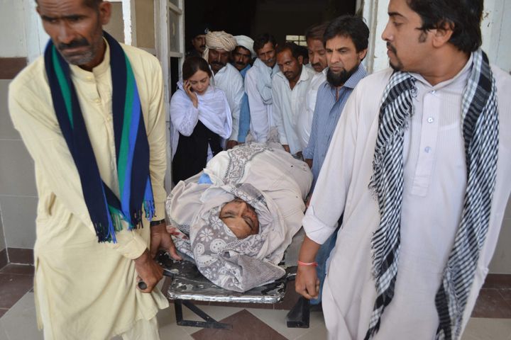 Les proches de Rashid Rehman portent sa dépouille après son assassinat à Multan, au Pakistan, le 8 mai 2014.&nbsp; (SS MIRZA / AFP)