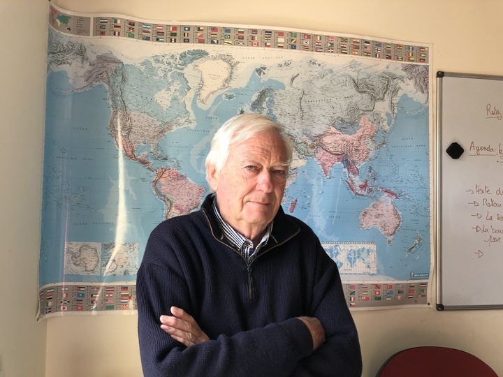 Philippe Croze, président du collectif des Brevinois attentifs et solidaires, dans les locaux de la Maison des associations, à Saint-Brevin-les-Pins (Loire-Atlantique), le 24 mai 2023. (RAPHAEL GODET / FRANCEINFO)