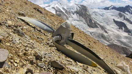 Une pi&egrave;ce de l'avion uruguayen qui s'est &eacute;cras&eacute; dans la Cordill&egrave;re des Andes le 13 octobre 1972 (AFP)