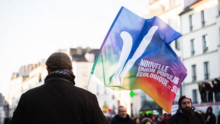 Un drapeau de la Nouvelle Union populaire, écologique et sociale (Nupes), le 21 janvier 2023, à Paris. (SAMUEL BOIVIN / NURPHOTO / AFP)