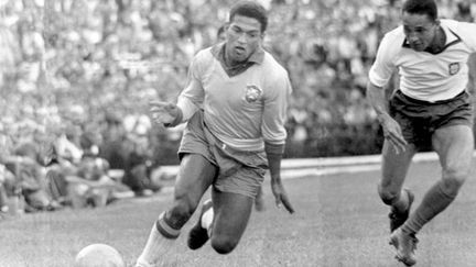 Garrincha déborde le milieu de terrain portugais Hilario lors d'un match amical datant de 1962 (ARCHIVE / AG?NCIA ESTADO)