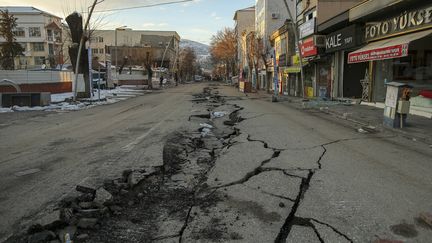 Une route de la ville de Golbasi (Turquie), scindée en deux par le tremblement de terre qui a secoué la Turquie et la Syrie, le 6 février 2023. (EMRAH GUREL / AP / SIPA)